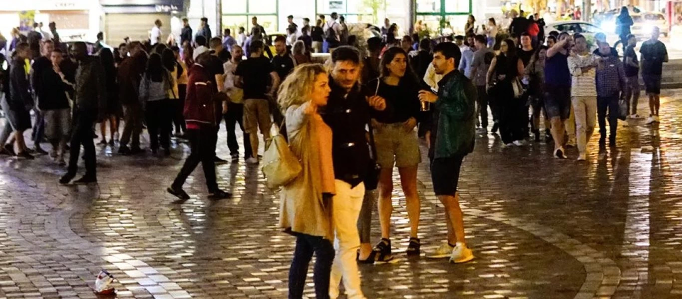 Το ηχητικό μήνυμα σε 4 γλώσσες των περιπολικών στα Εξάρχεια για τον συνωστισμό: «Φύγετε αλλιώς έχει πρόστιμο»